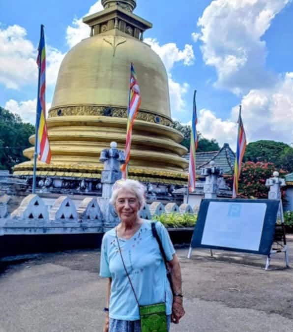 Ha 84 anni e gira il mondo con uno zaino; è la “nonna con lo zaino”