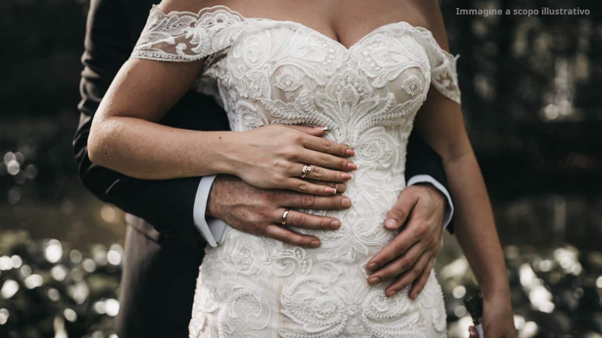 Sposa fa un annuncio durante le nozze, che scatena l'ira della suocera