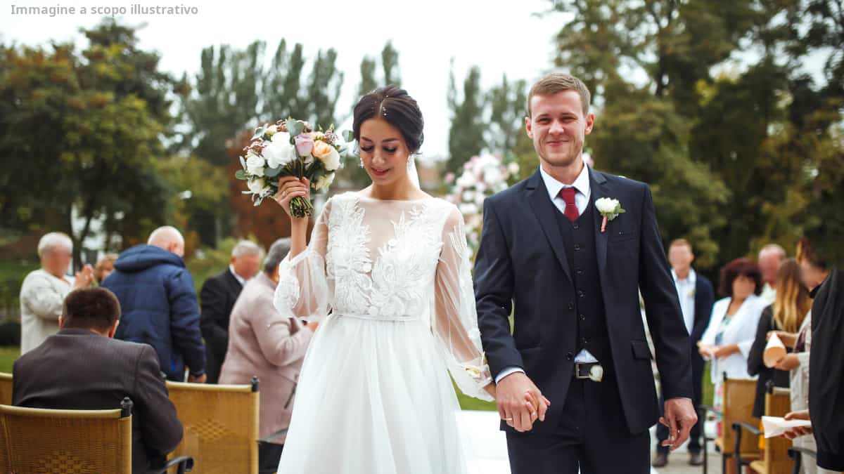 Durante il matrimonio, la sposa rivela una notizia significativa: la suocera reagisce in modo esagerato e la contraddice