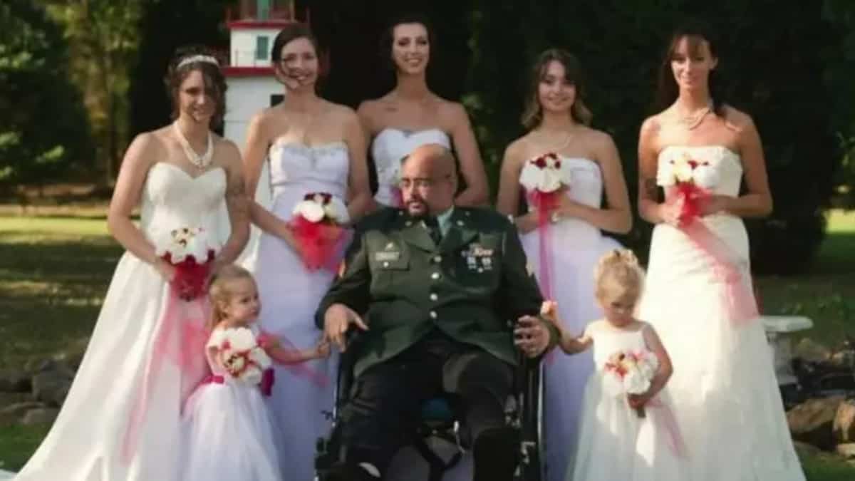 Le sette figlie vestite da spose realizzano il desiderio del padre morente
