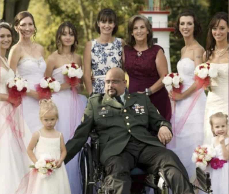 Le sette figlie vestite da spose realizzano il desiderio del padre morente