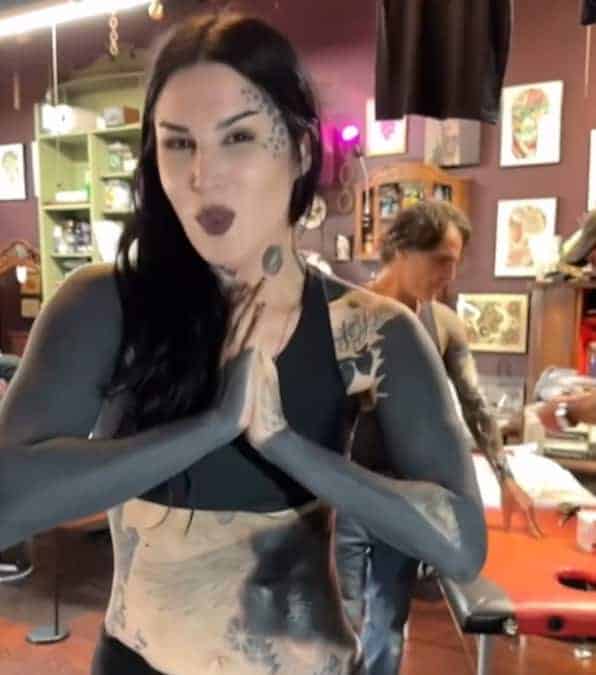 Kat Von D fa una scelta radicale per cancellare i suoi tatuaggi, li ricopre di nero.