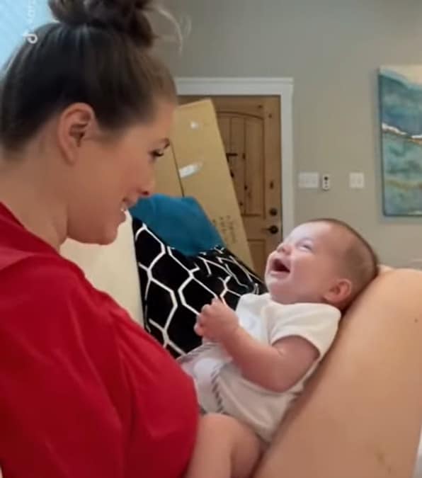 filma la prima risata del neonato e la reazione commovente della madre
