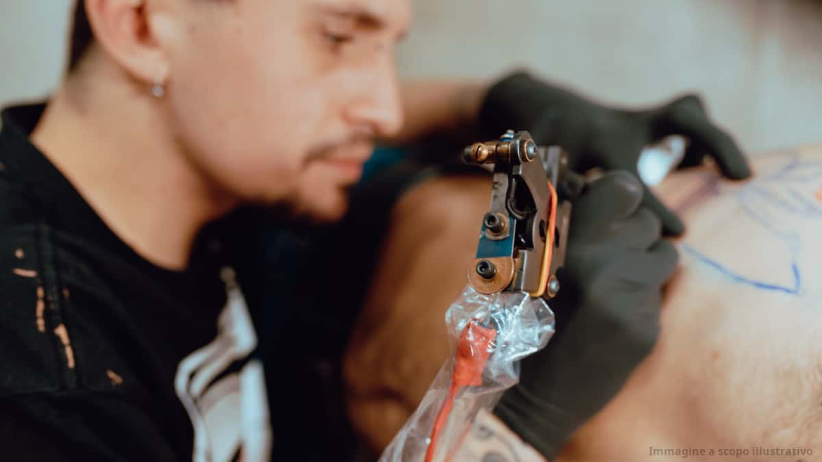 Una donna scopre l'oscura verità sul tatuaggio del marito
