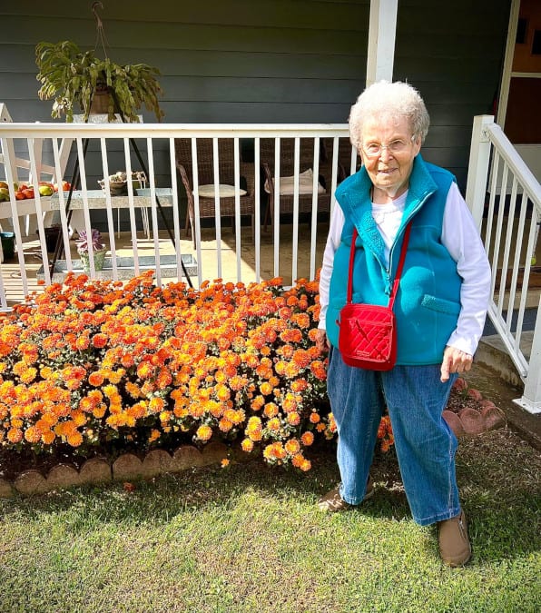 Sybil Gorby, a 92 anni, coltiva pomodori con le proprie mani