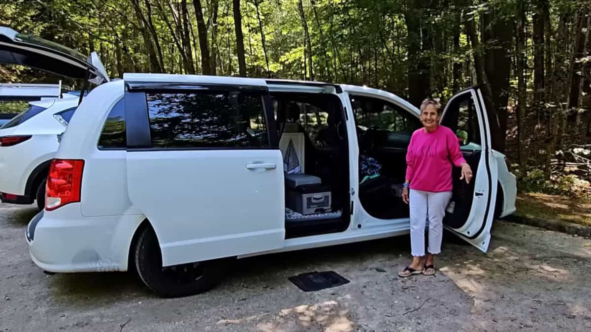 Una donna di 78 anni trasforma il furgone in una piccola casa per poter viaggiare liberamente per il resto dei suoi giorni