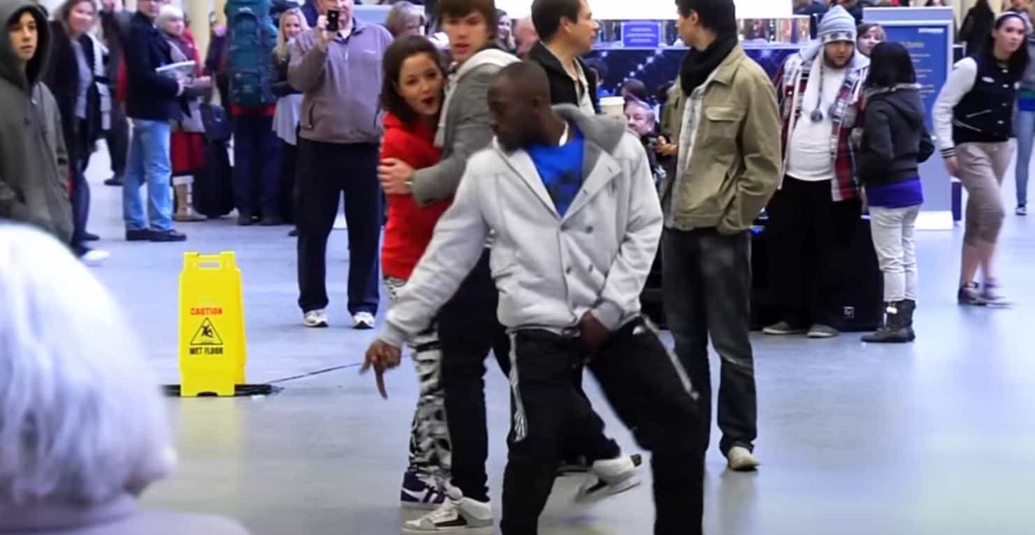 La giornata ordinaria alla stazione ferroviaria cambia quando l’uomo inizia a ballare e poi i flash mob inizia a moltiplicarsi