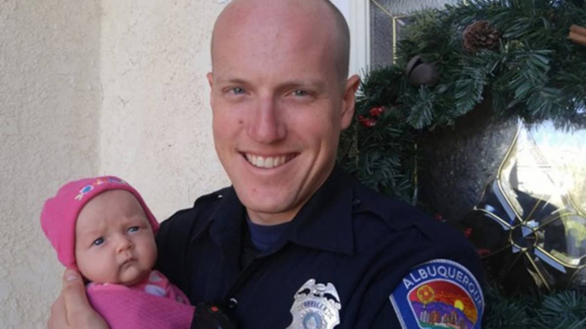 Un agente di polizia adotta la figlia di una senzatetto con problemi di tossicodipendenza.