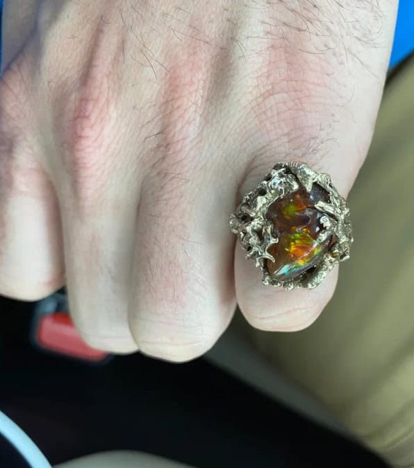 L'anello unico trovato per caso in un mercatino dell'usato