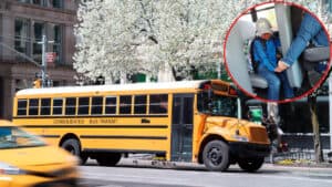 L'autista di scuolabus aiuta un bambino di 4 anni il suo primo giorno di scuola