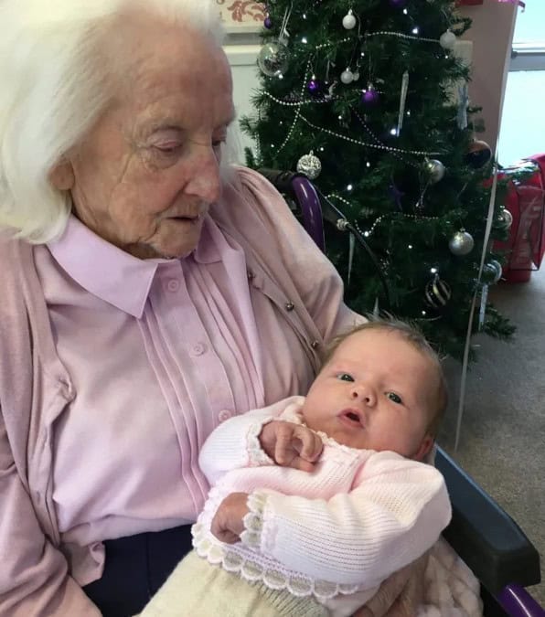 Gwen Smith: 101 anni e un incontro speciale con la sua pronipote