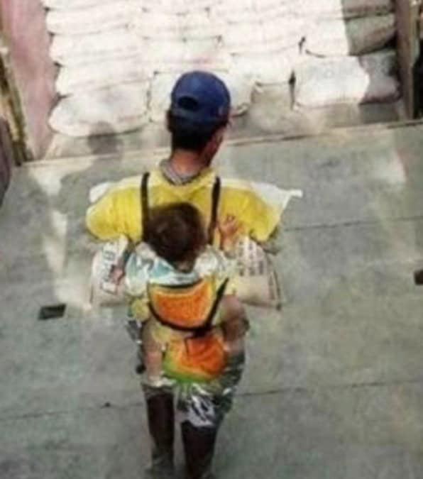 La commovente storia di un padre vietnamita che lavora con il figlio legato alla schiena