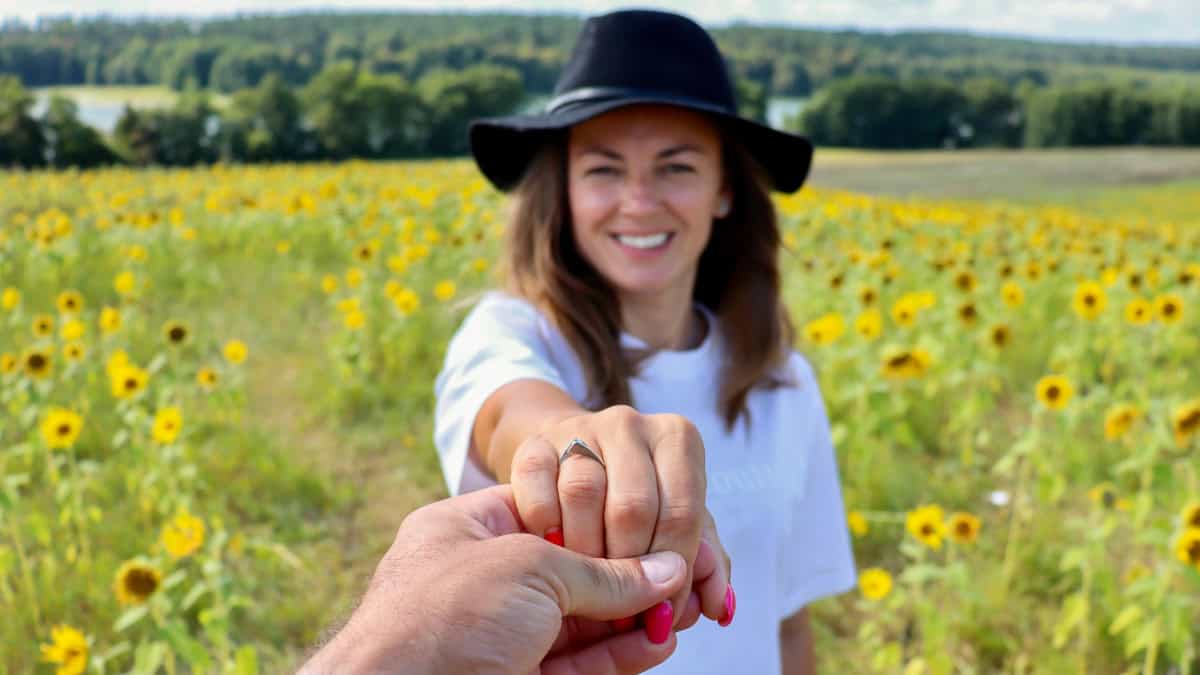 fidanzato discute con la futura moglie perchè non indossa l'anello di fidanzamento