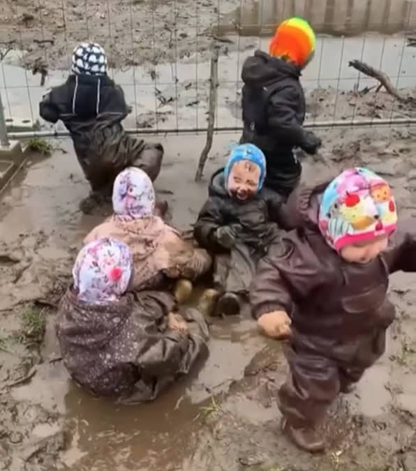 Una scuola Danese introduce il gioco nel Fango per bambini