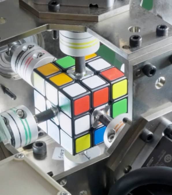 Robot giapponese è riuscito a risolvere il Cubo di Rubik in tempi da record