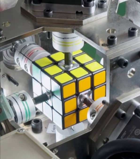 Robot giapponese è riuscito a risolvere il Cubo di Rubik in tempi da record