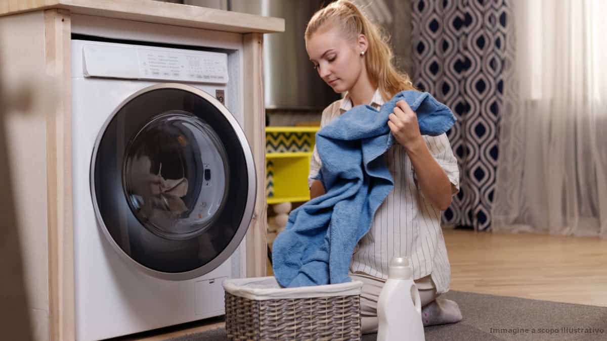genitori discutono con la figlia per il modo di fare il bucato