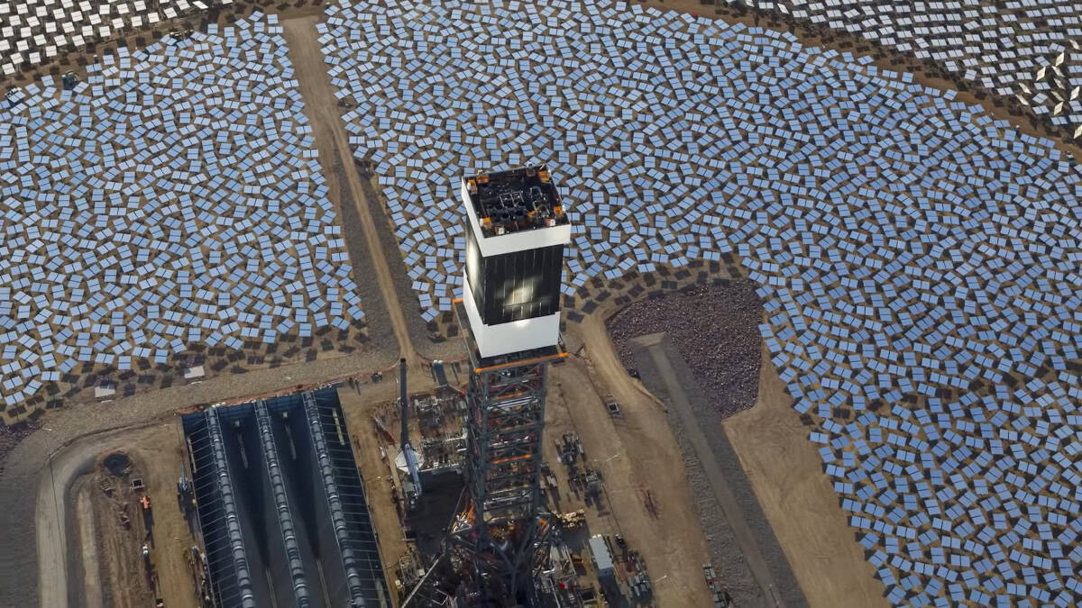Una fabbrica solare record con 400 mila specchi che riflettono la luce su tre torri, ma a un costo elevato