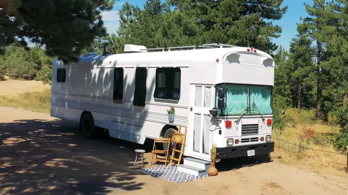 Nicholas e Francesca trasformano un vecchio scuolabus in una casa da sogno