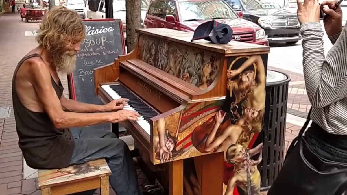 La rivincita di Donald Gould il musicista di strada